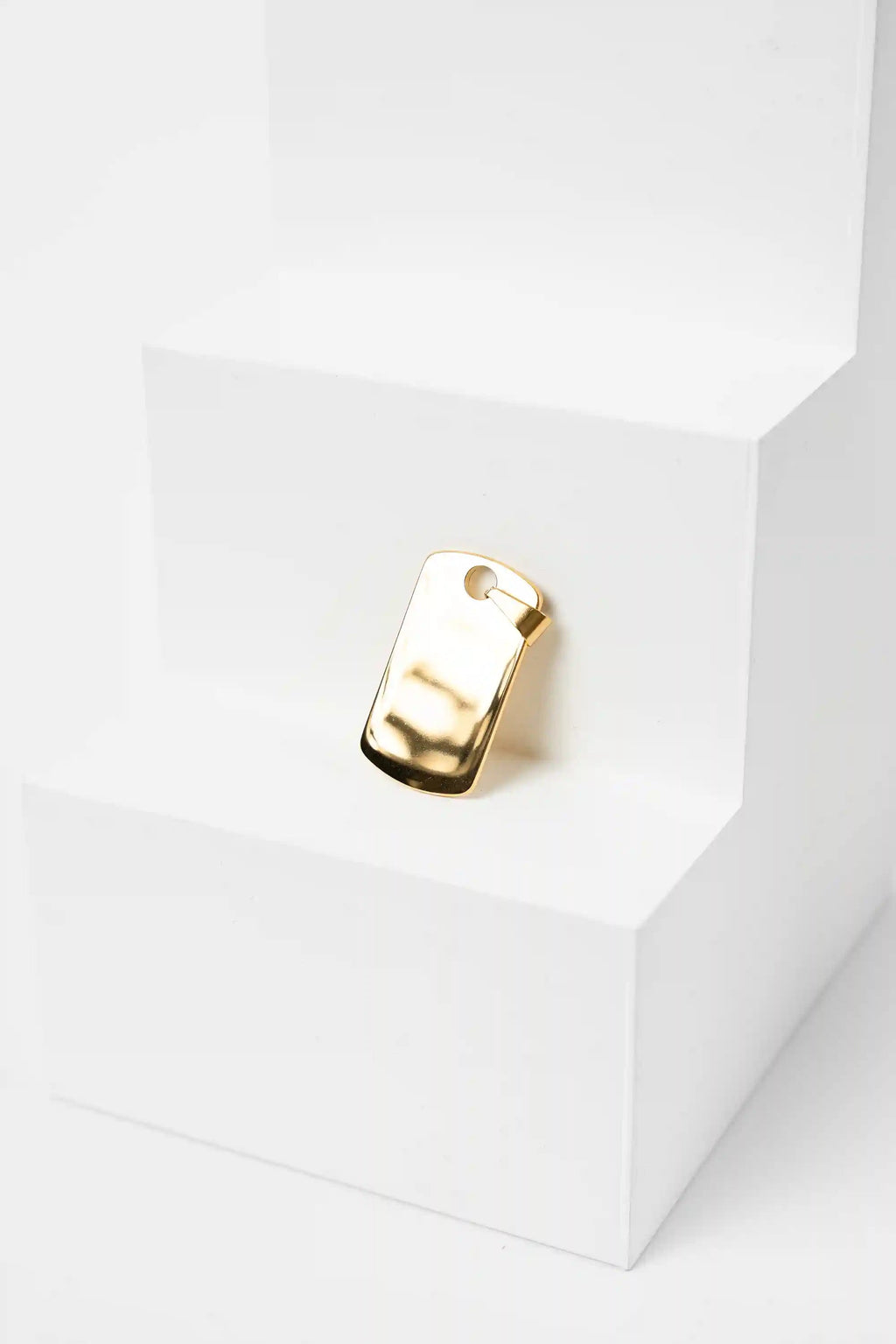 Set Triple Cubana Gold Placa - Dije Placa Gold sobre superficie blanca