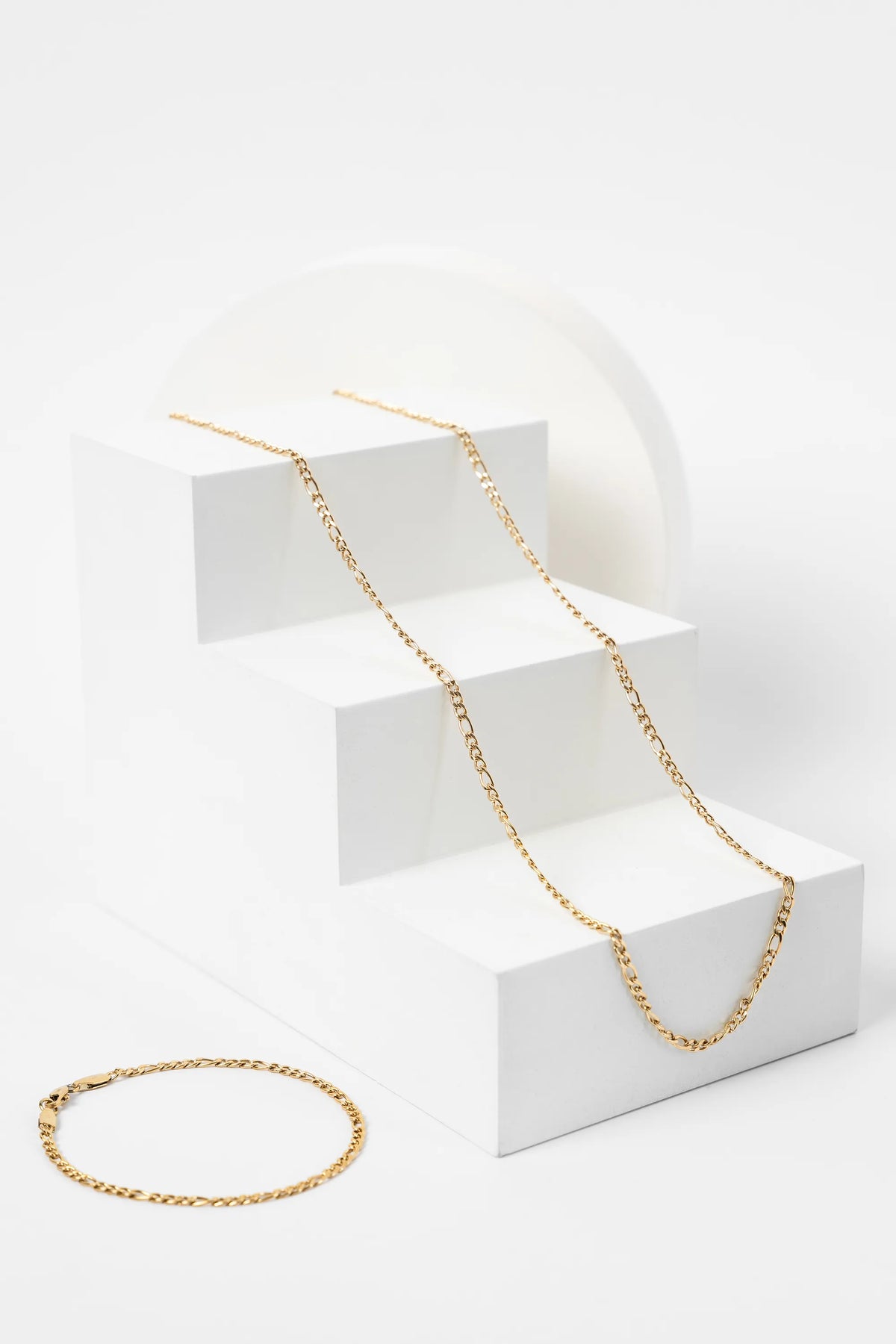 Cadena Cartier Gold Impetu Men - vista completa sobre superficie blanca