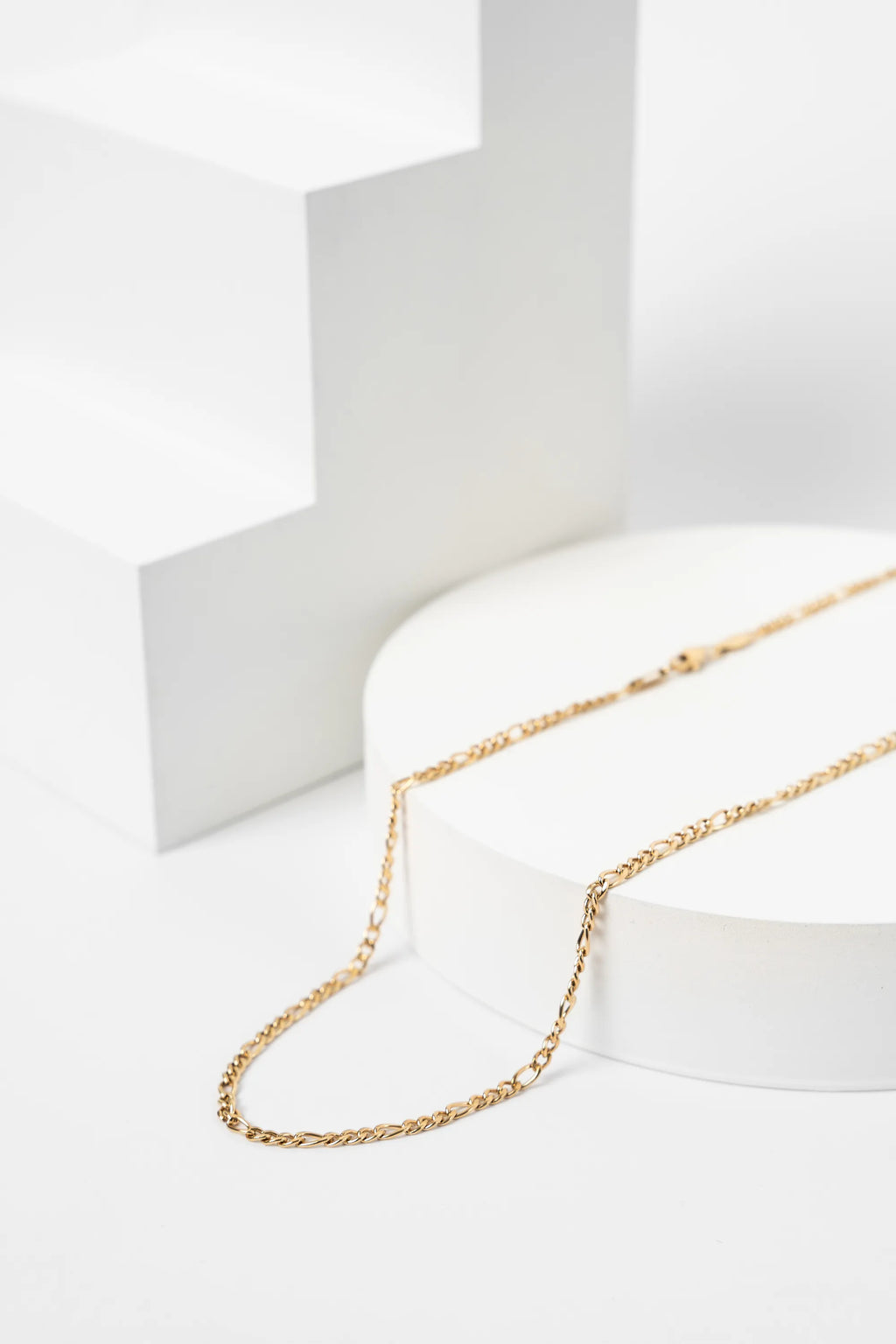 Cadena Cartier Gold Impetu Men - detalle eslabones Figaro fondo blanco