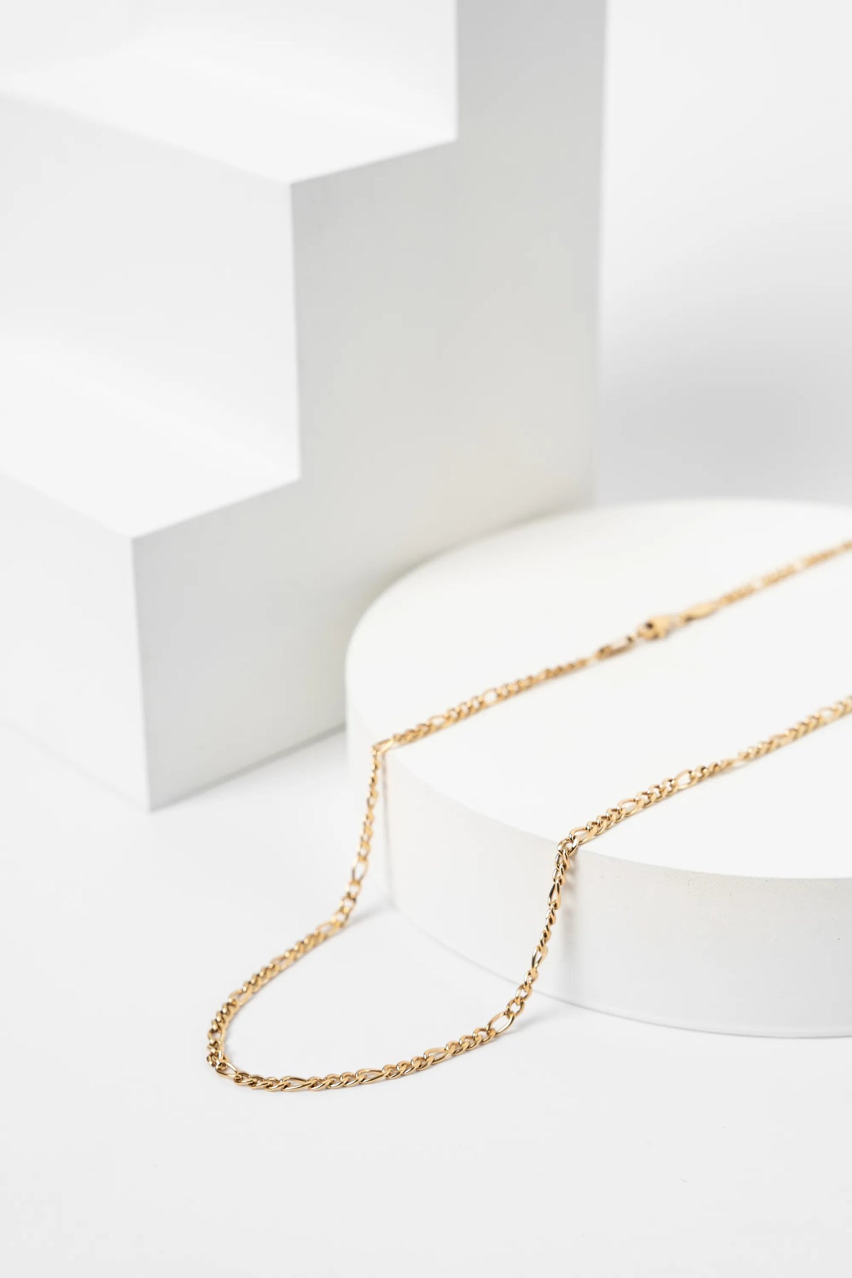 Cadena Cartier Gold Impetu Men - detalle eslabones Figaro fondo blanco
