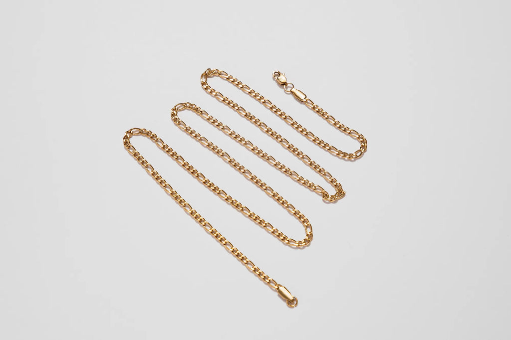 Cadena Cartier Gold Impetu Men - modelo detalle cuello y mano