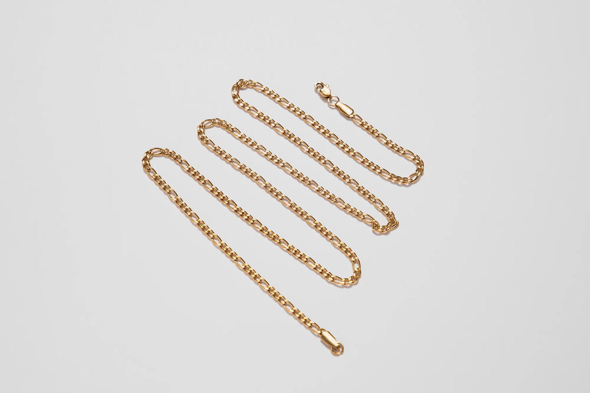 Cadena Cartier Gold Impetu Men - modelo detalle cuello y mano