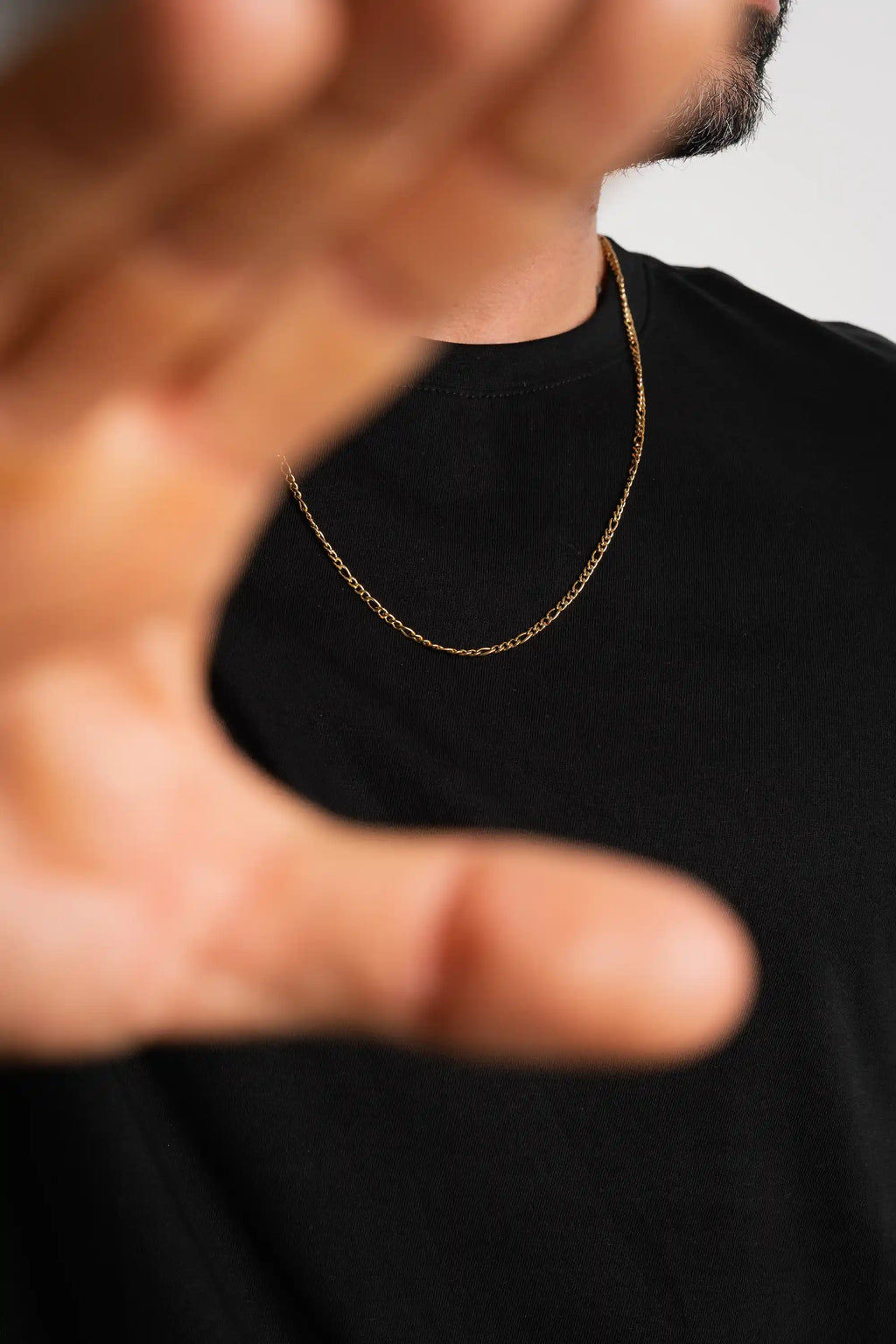 Cadena Cartier Gold Impetu Men - modelo camiseta negra sosteniendo cadena
