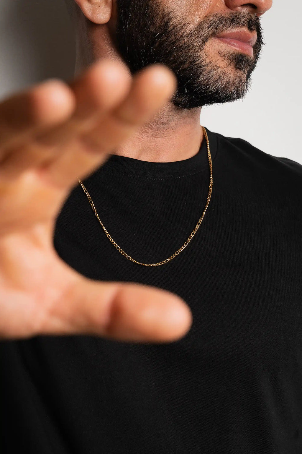 Cadena Cartier Gold Impetu Men - modelo camisa negra detalle cuello