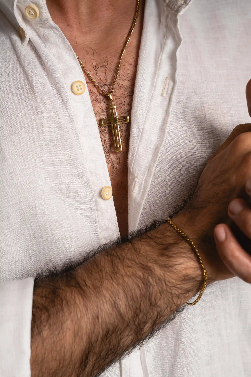 Cadena Cartier Gold Impetu Men - cadena sobre props blancos geométricos