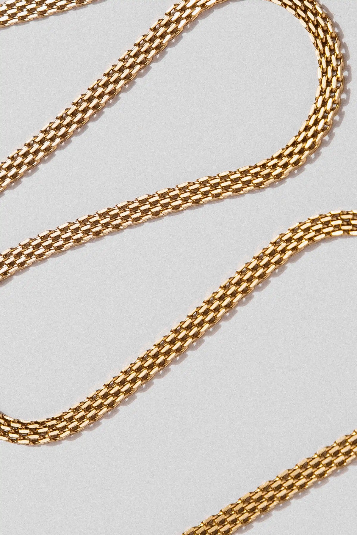 Cadena Chinesca Gold Impetu Men - modelo camiseta negra puños detalle cadena