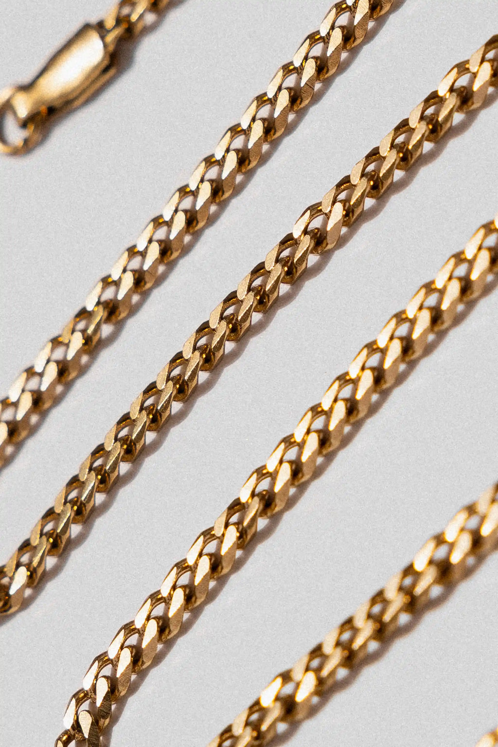 Cadena Cubana Oro 18k Impetu Men - modelo puesta detalle cuello