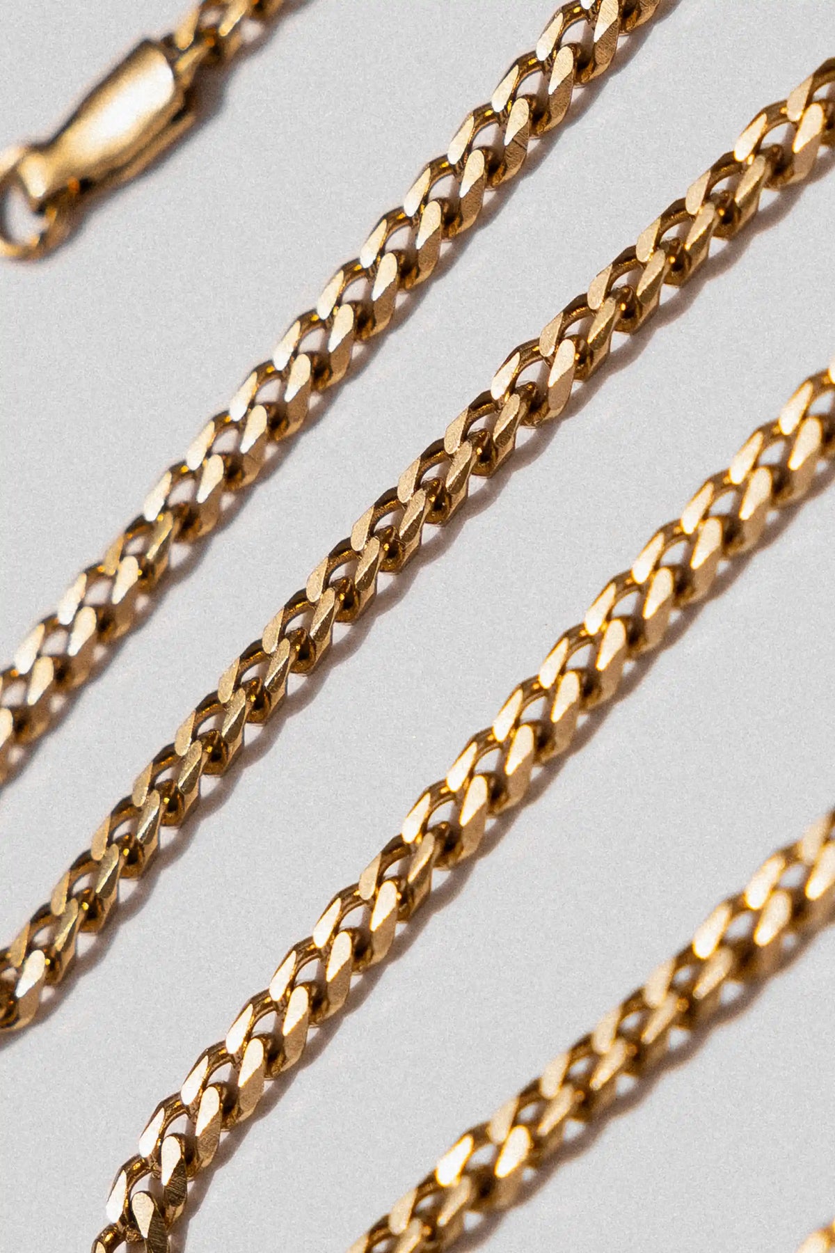 Cadena Cubana Oro 18k Impetu Men - modelo puesta detalle cuello