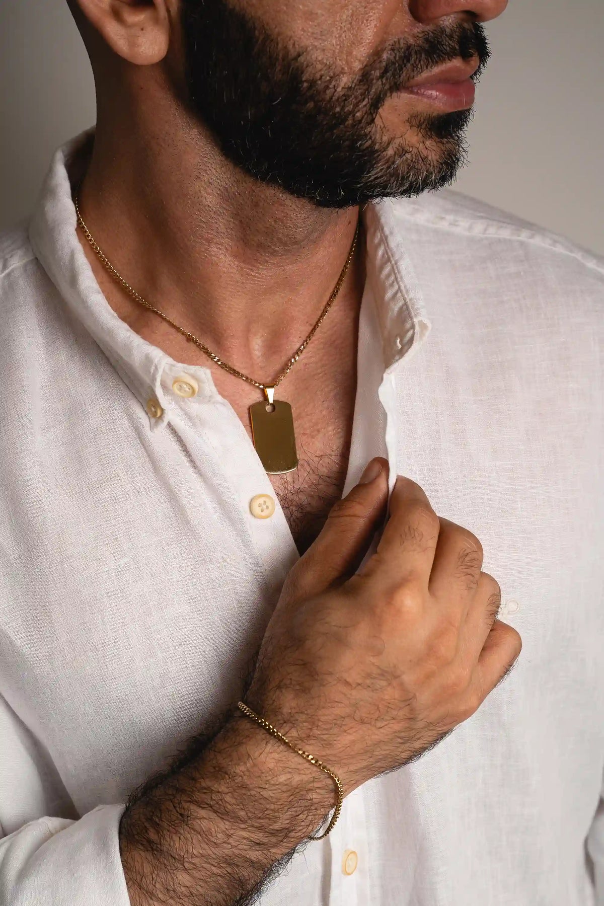 Cadena Cubana Oro 18k Impetu Men - modelo puesta con dije placa