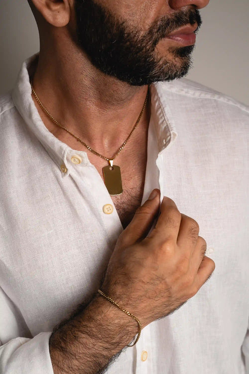Cadena Cubana Oro 18k Impetu Men - modelo puesta con dije placa