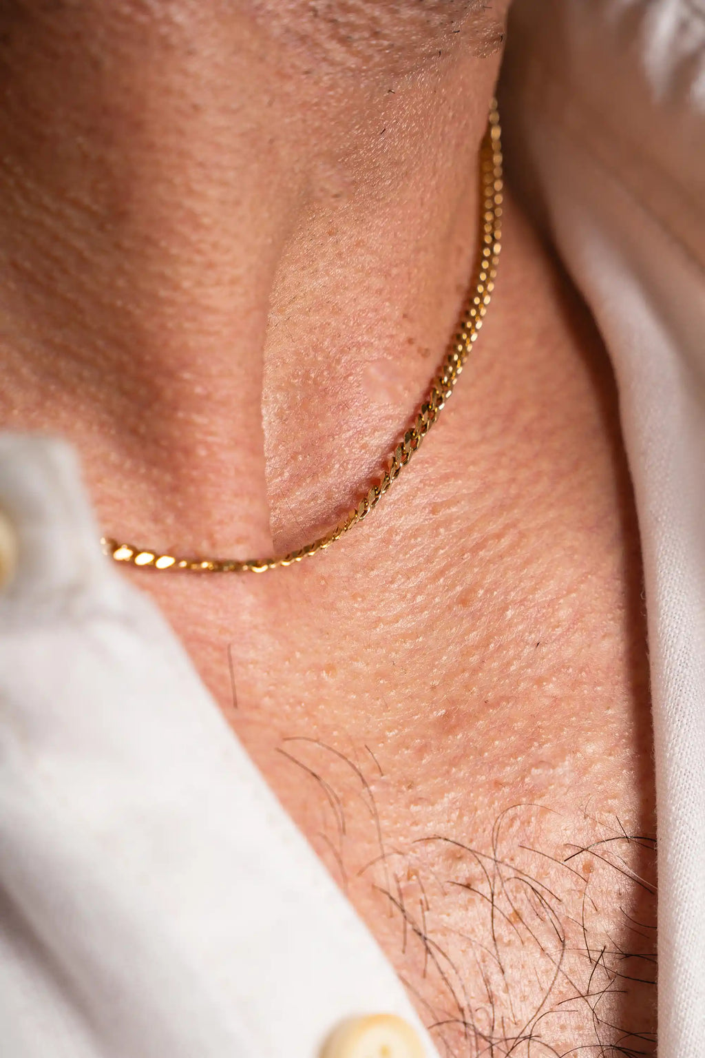 Cadena Cubana Oro 18k Impetu Men - detalle cuello modelo