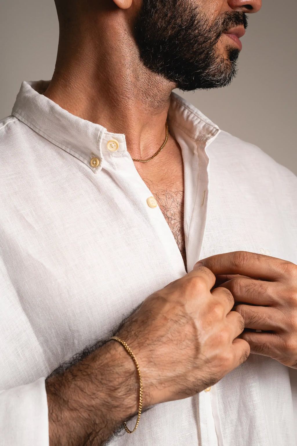 Pulsera Cubana Gold Impetu Men - modelo camisa blanca stack pulsera y cadena cubana sin dije