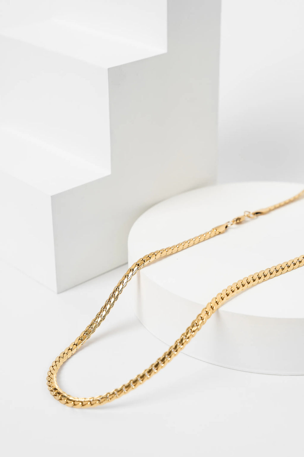 Cadena Grabada Gold Impetu Men - modelo camisa blanca con dije dólar stack cadena y pulsera
