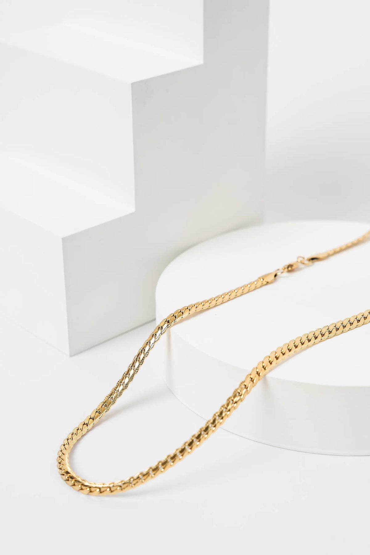 Cadena Grabada Gold Impetu Men - modelo camisa blanca con dije dólar stack cadena y pulsera