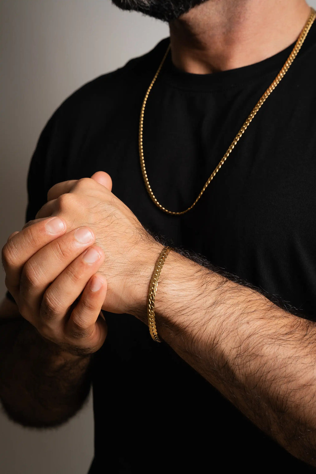 Cadena Grabada Gold Impetu Men - modelo camiseta negra detalle cuello cadena