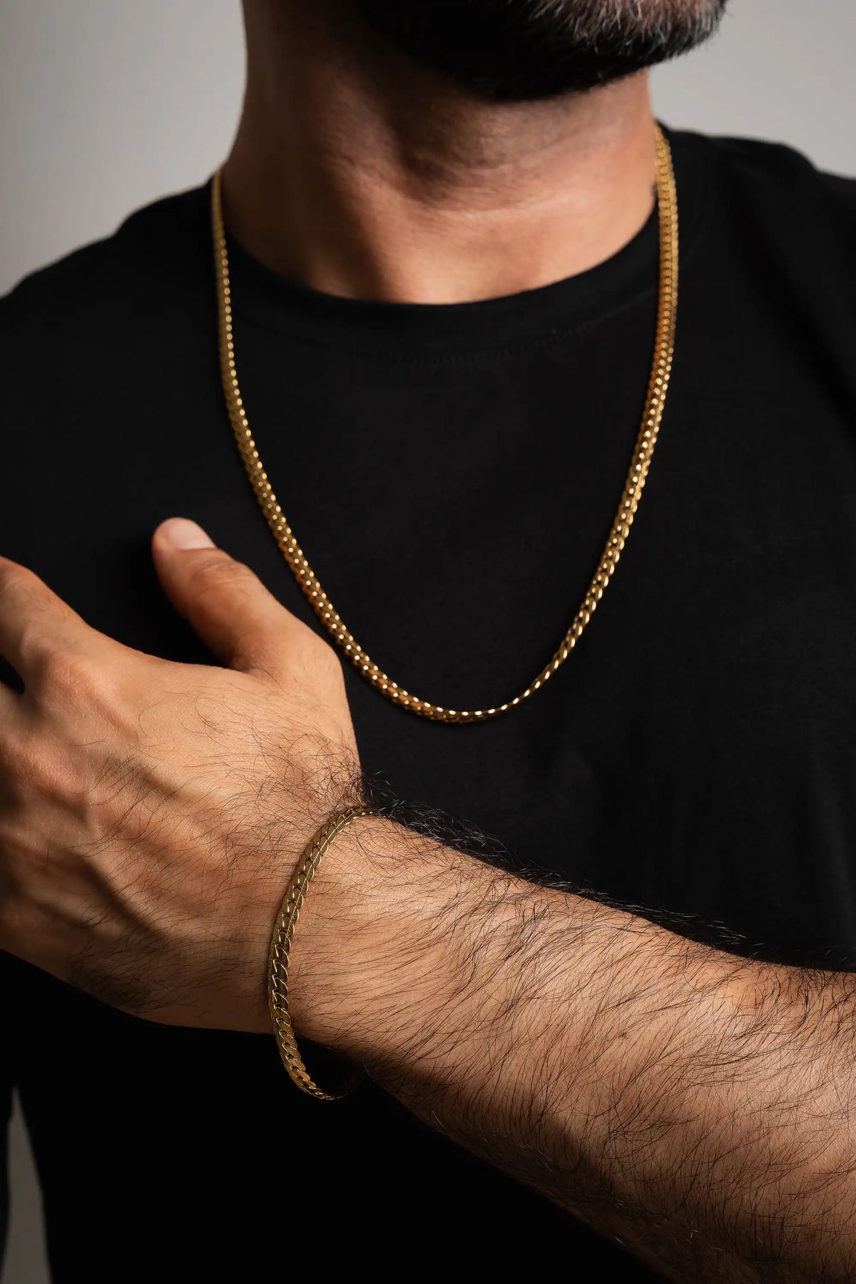 Cadena Grabada Gold Impetu Men - modelo camiseta negra detalle pulsera muñeca
