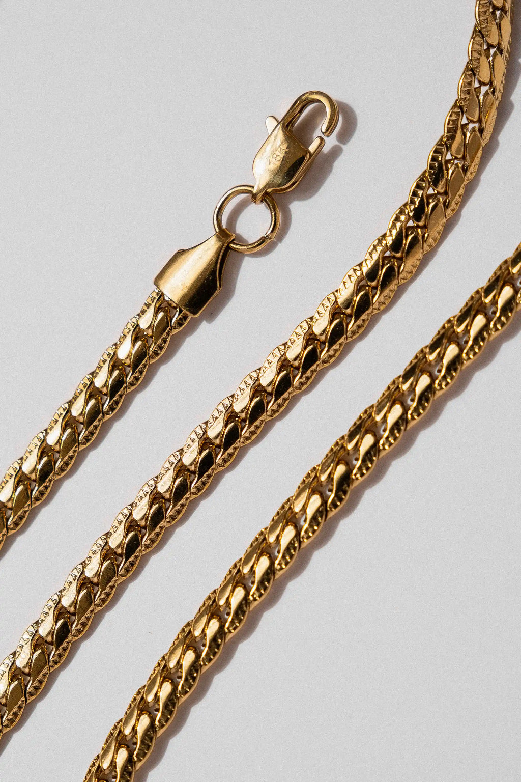 Cadena Grabada Gold Impetu Men - modelo camiseta negra stack cadena y pulsera detalle muñeca