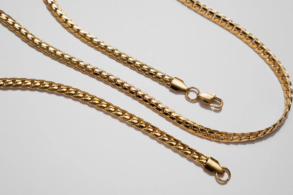 Cadena Grabada Gold Impetu Men - modelo camiseta negra stack cadena y pulsera vista frontal