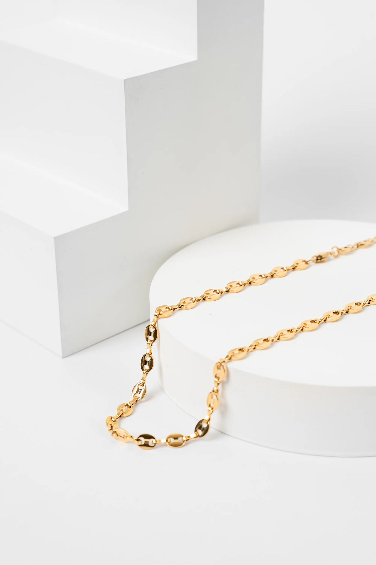 Cadena Gucci Gold Impetu Men - modelo sosteniendo cadena