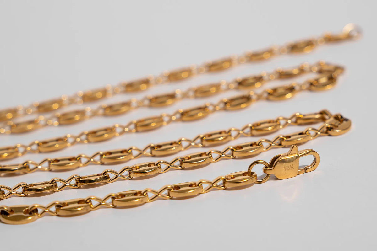 Cadena Gucci Gold Impetu Men - detalle broche modelo