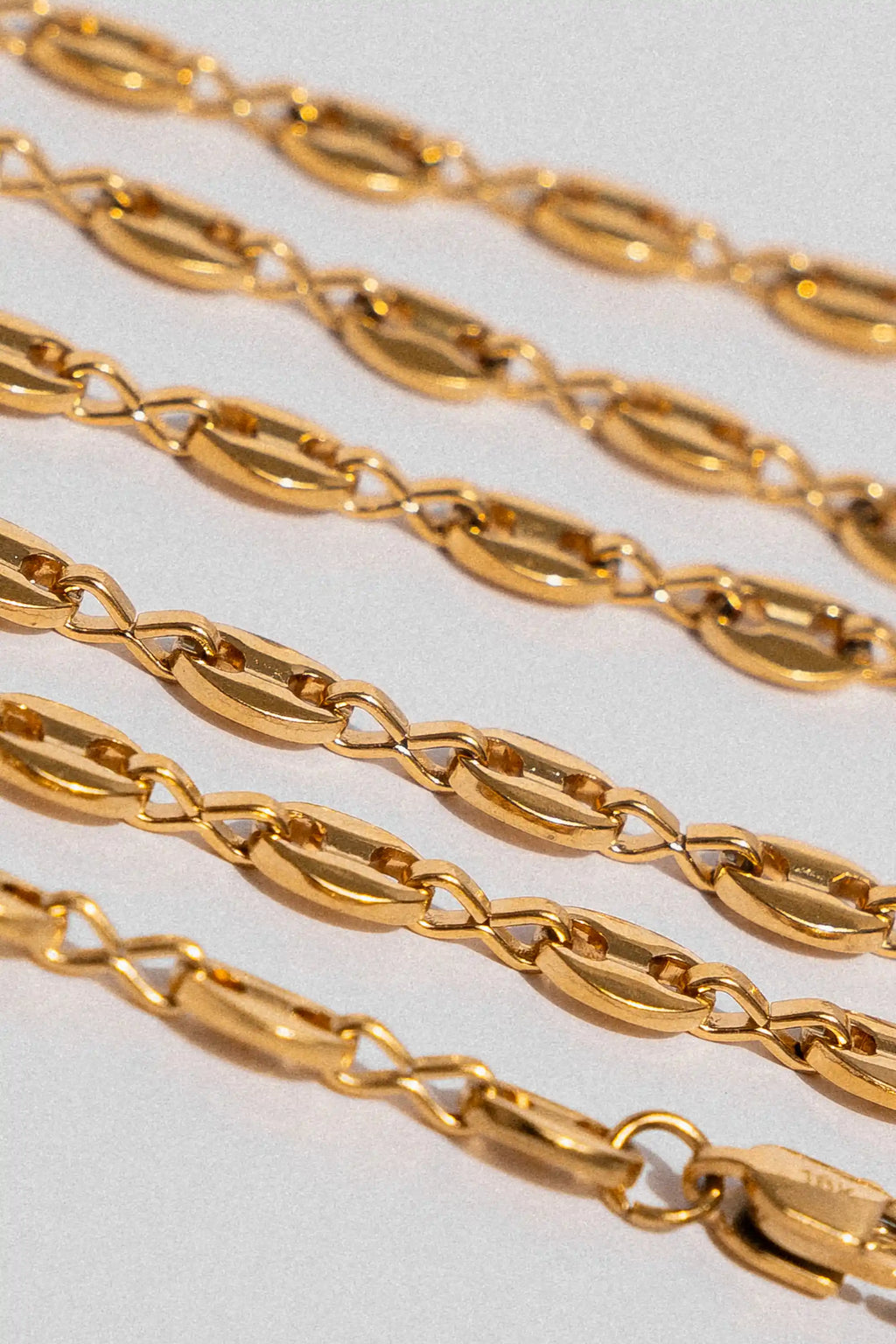 Cadena Gucci Gold Impetu Men - modelo puesta con dije cruz