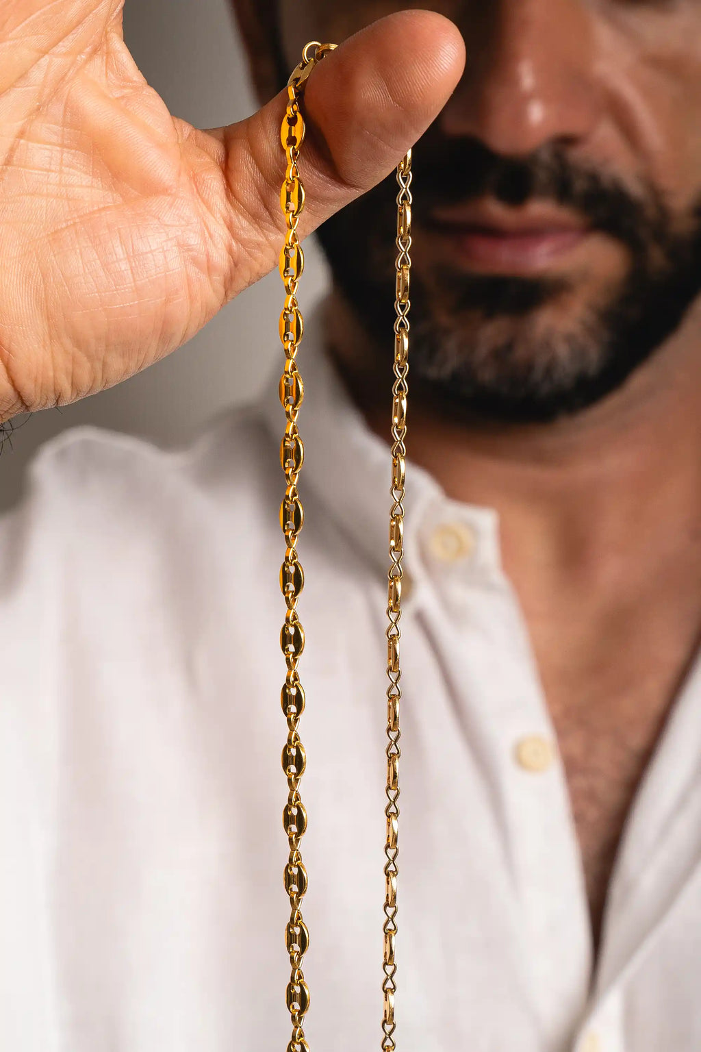 Cadena Gucci Gold Impetu Men - detalle cuello modelo