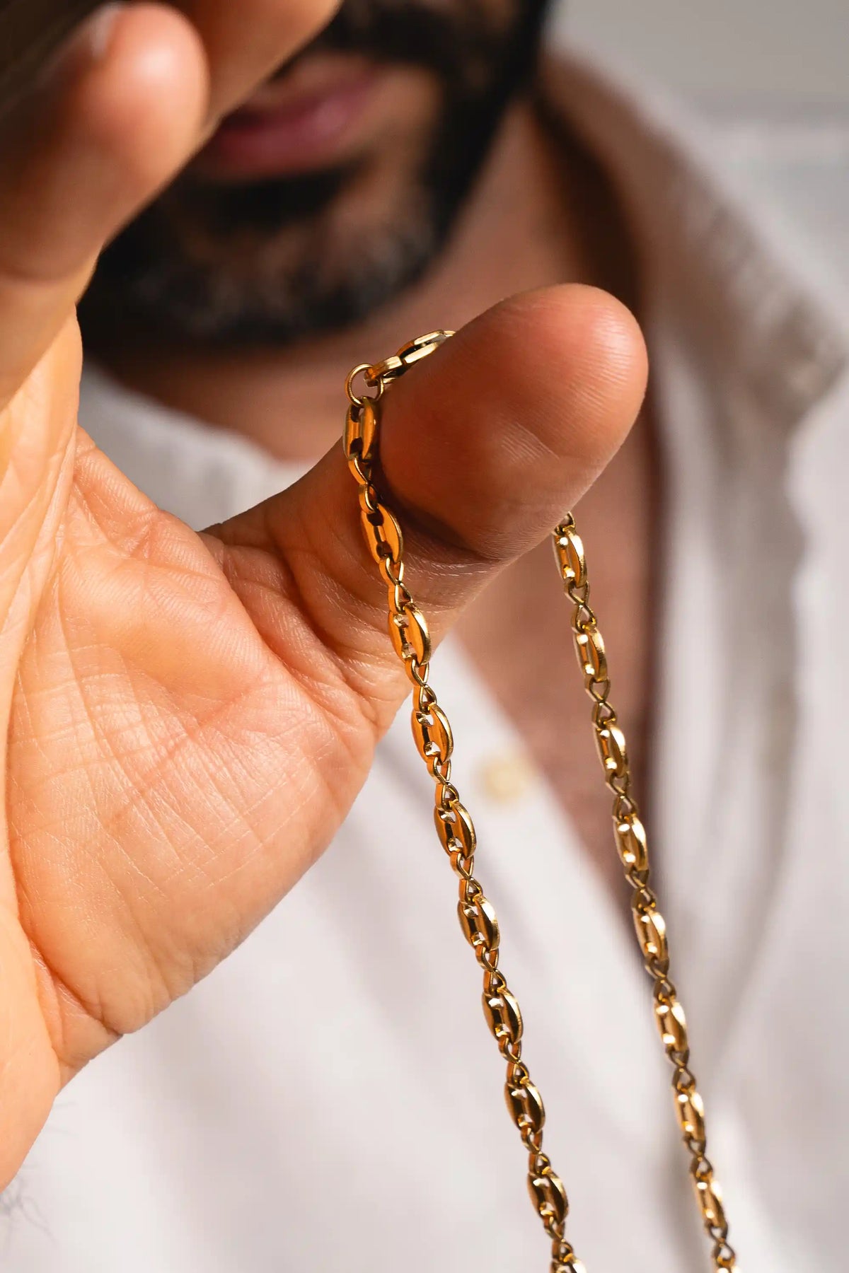Cadena Gucci Gold Impetu Men - detalle eslabones mano modelo