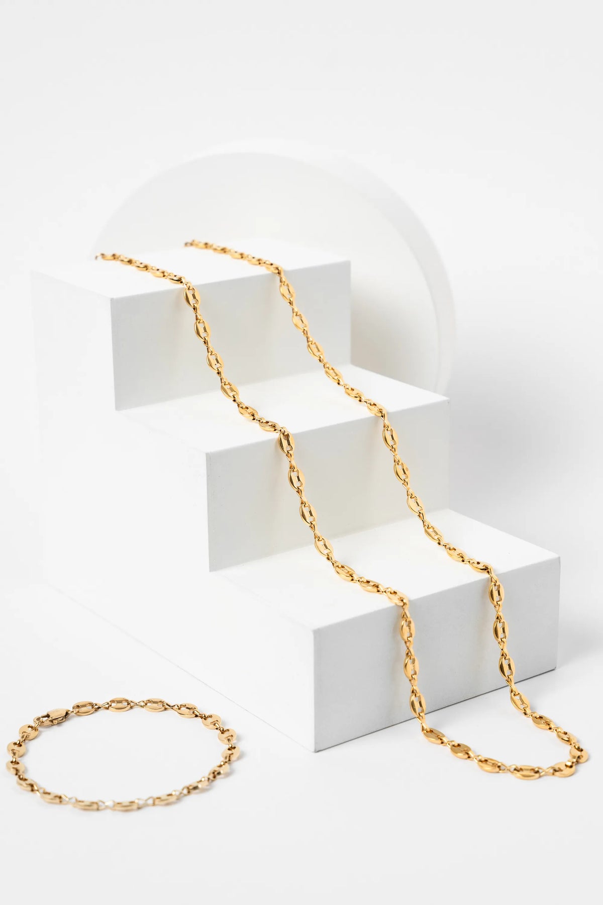 Cadena Gucci Gold Impetu Men - vista completa fondo blanco