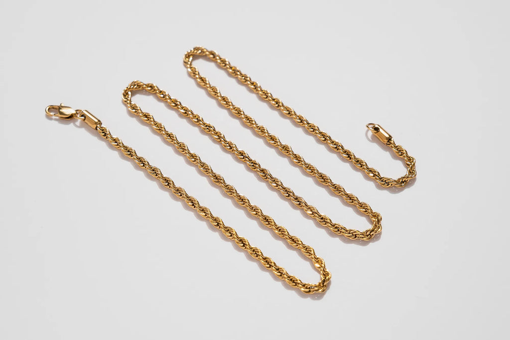 Cadena Lazo Gold Impetu Men - detalle cuello modelo vista lateral