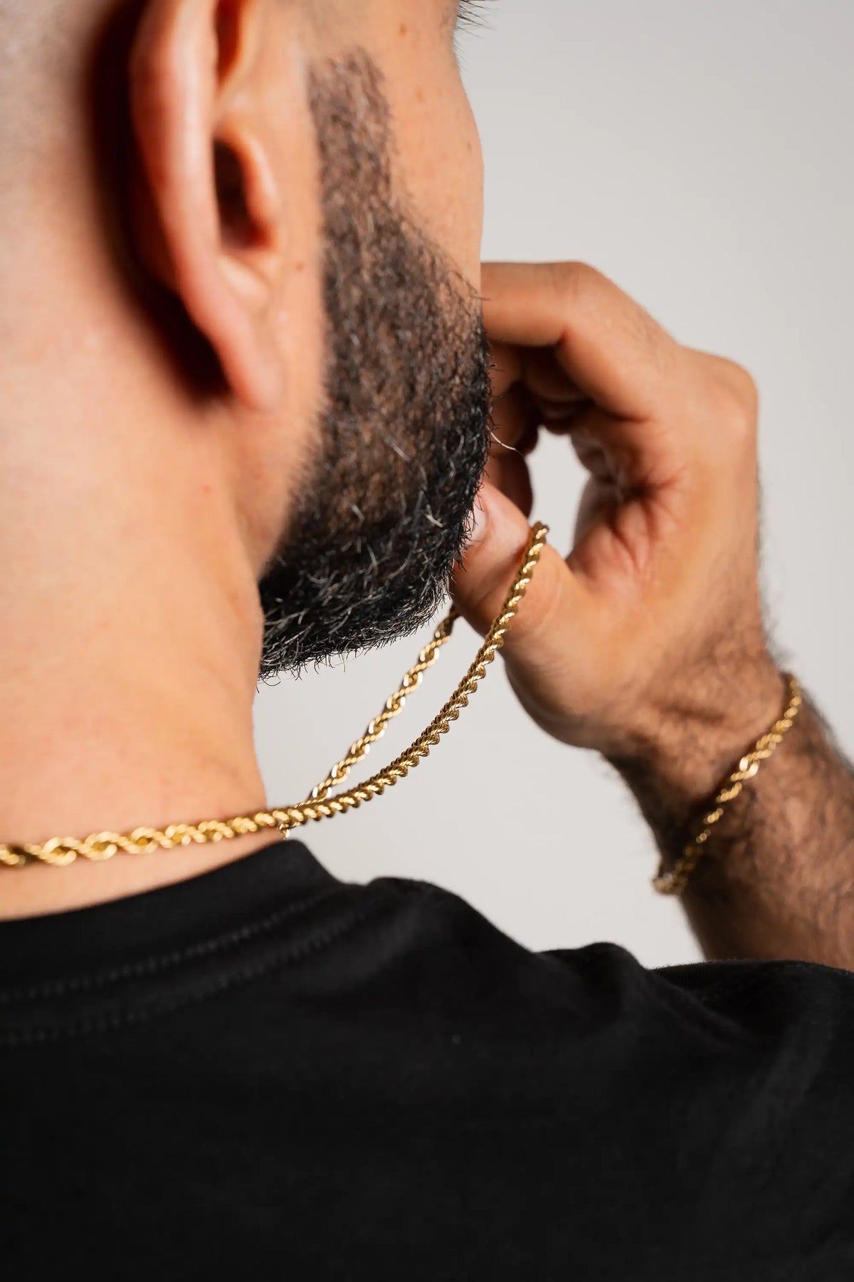 Cadena Lazo Gold Impetu Men - detalle pulsera en muñeca modelo