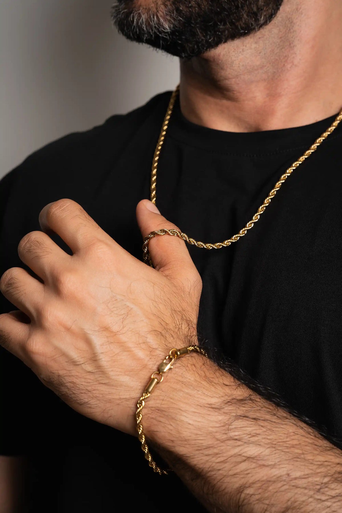 Cadena Lazo Gold Impetu Men - modelo colocándose la cadena vista trasera