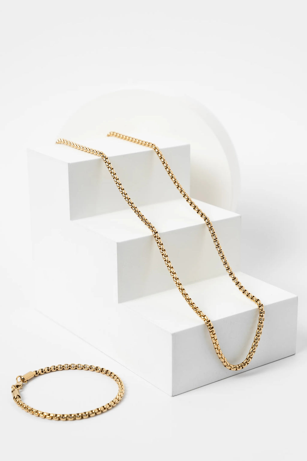 Cadena Veneciana Gold Impetu Men - modelo camisa blanca stack cadena y pulsera vista frontal