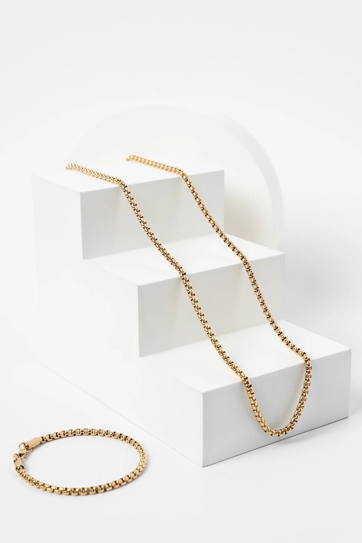 Cadena Veneciana Gold Impetu Men - modelo camisa blanca stack cadena y pulsera vista frontal
