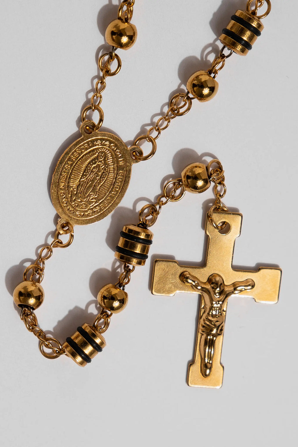 Camándula Lux oro 18k Impetu Men - detalle medalla