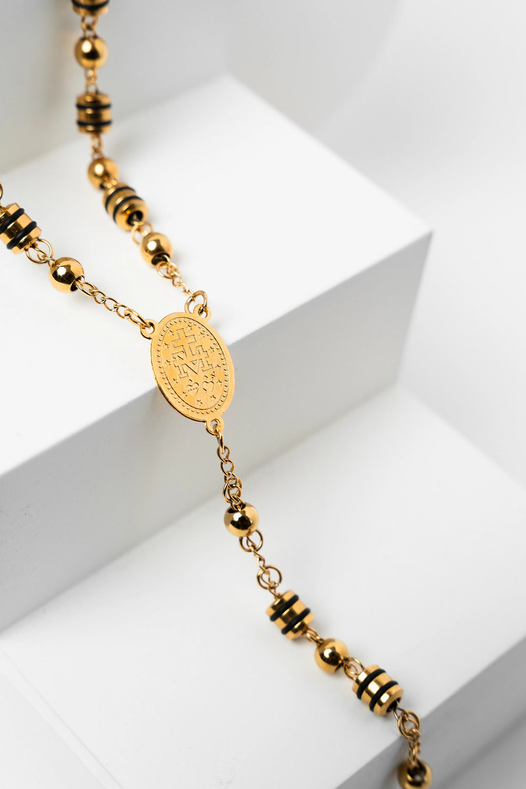 Camándula Lux oro 18k Impetu Men - con modelo