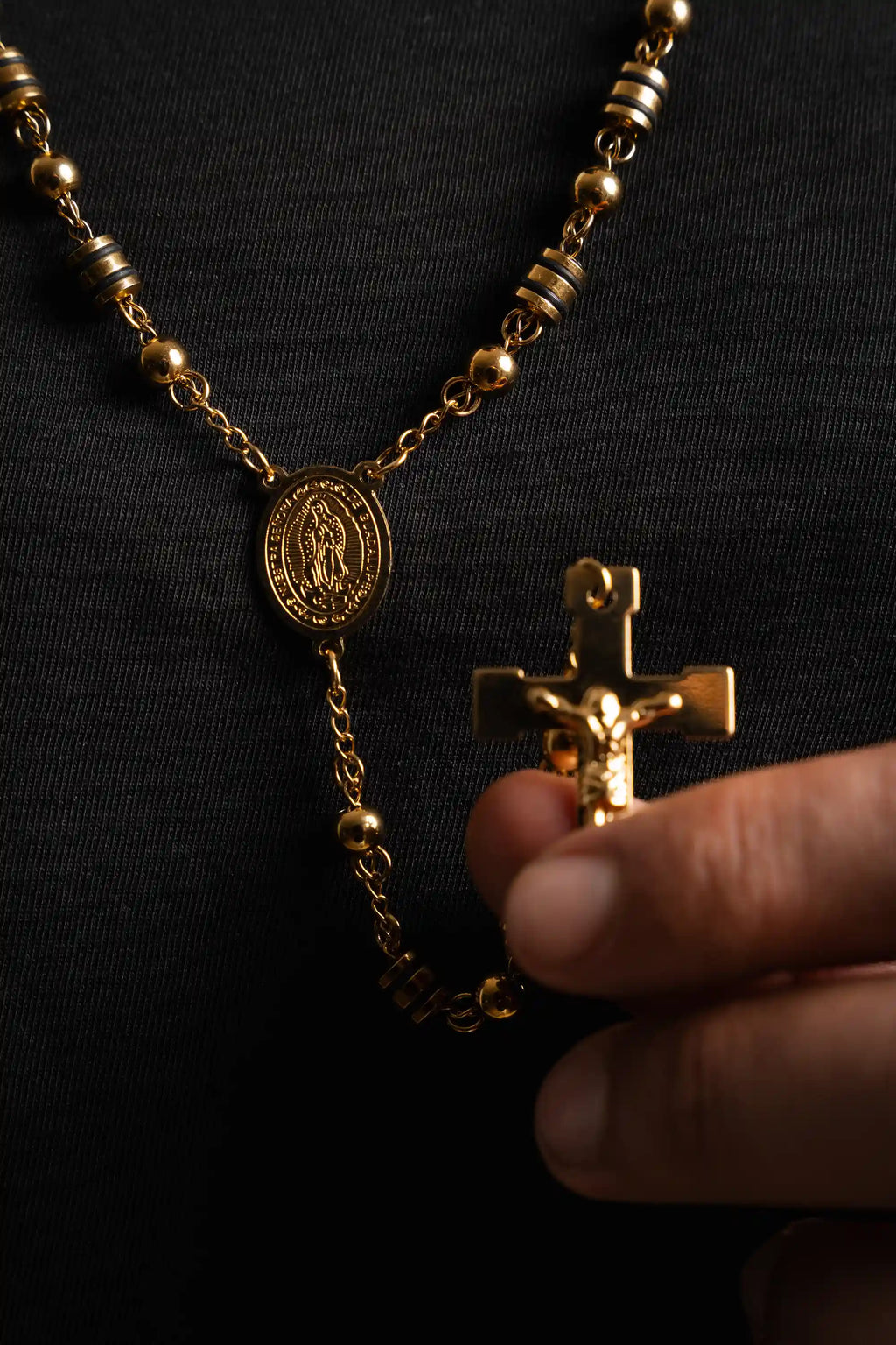 Camándula Lux oro 18k Impetu Men - manos sosteniendo