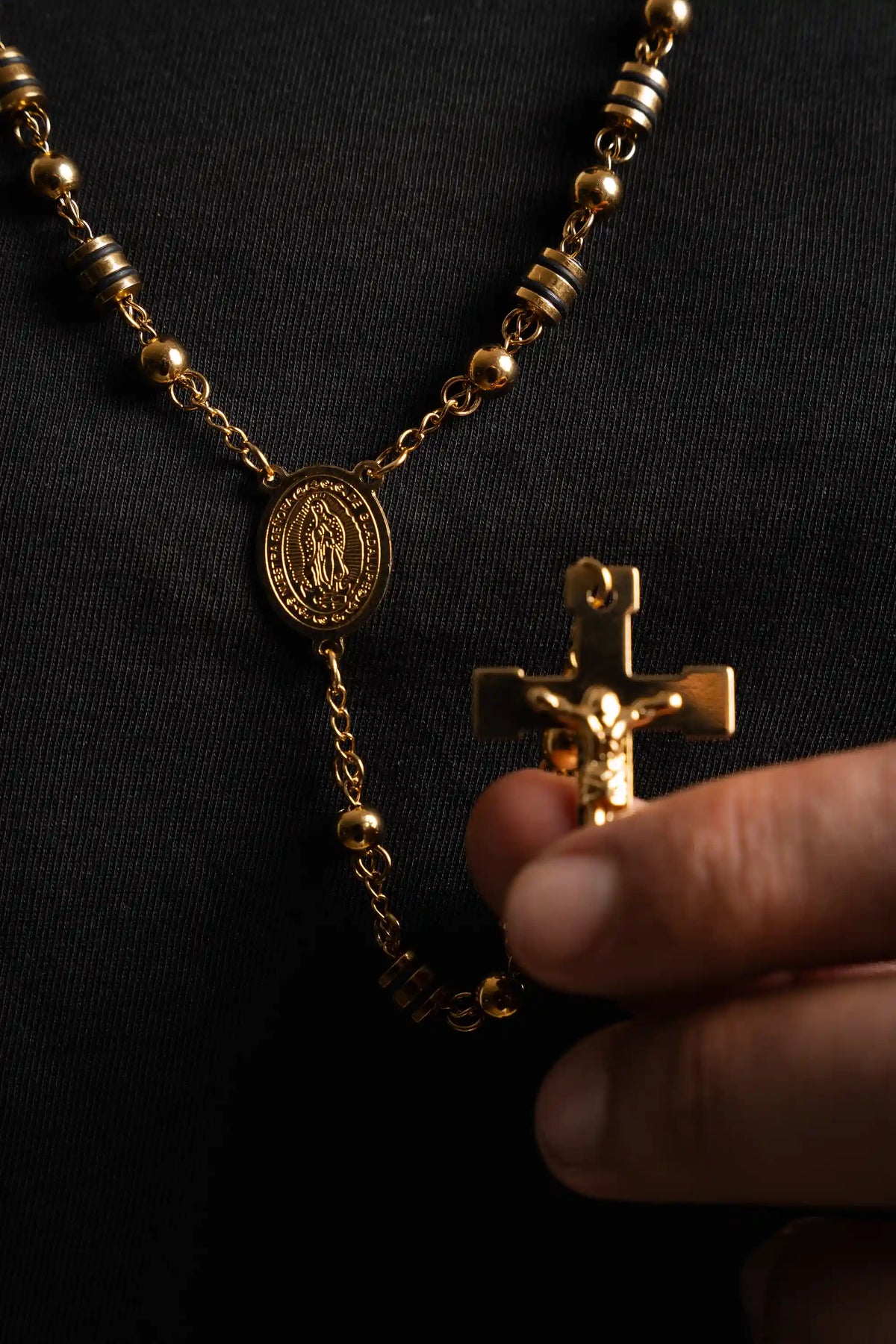 Camándula Lux oro 18k Impetu Men - manos sosteniendo