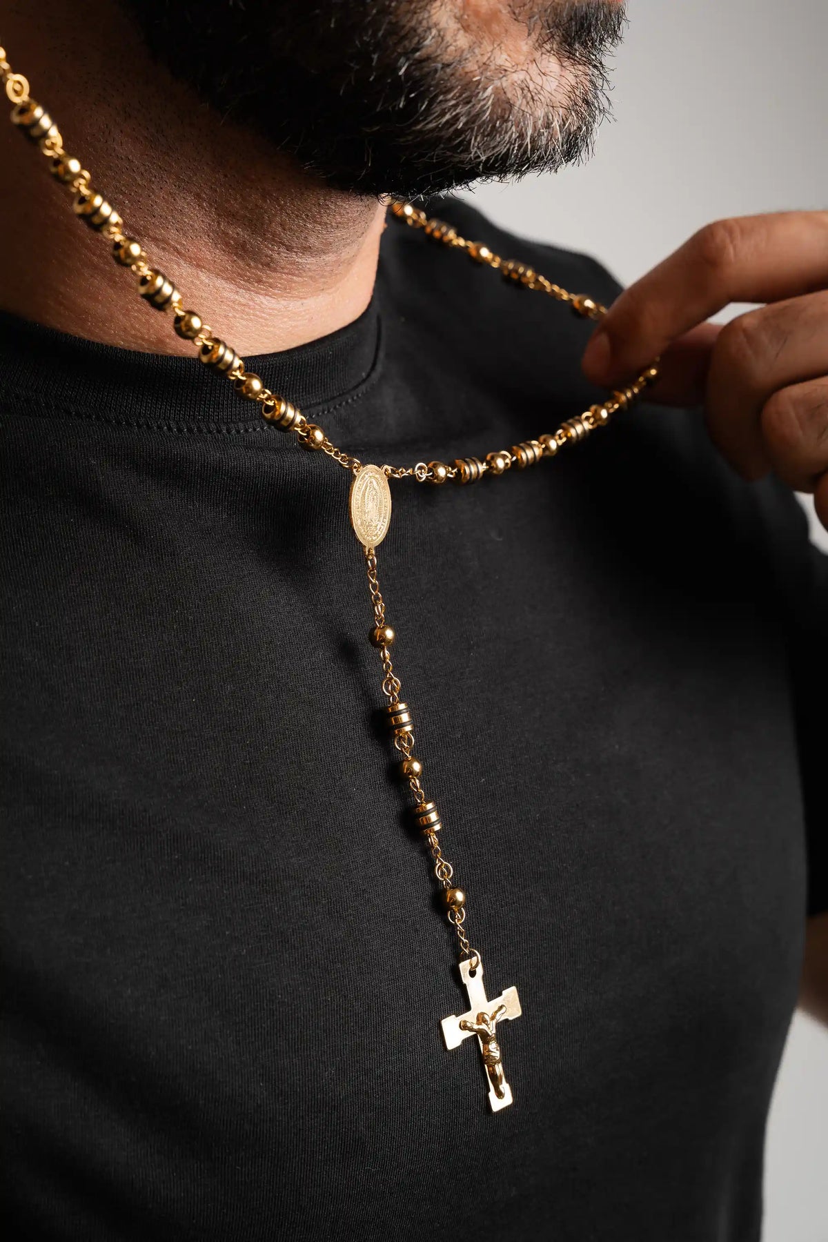 Camándula Lux oro 18k Impetu Men - detalle cruz manos