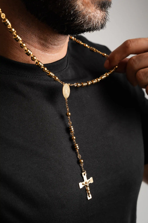 Camándula Lux oro 18k Impetu Men - detalle cruz manos