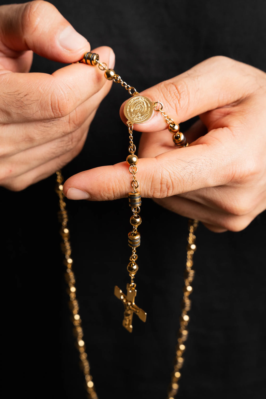 Camándula Lux oro 18k Impetu Men - vista lifestyle