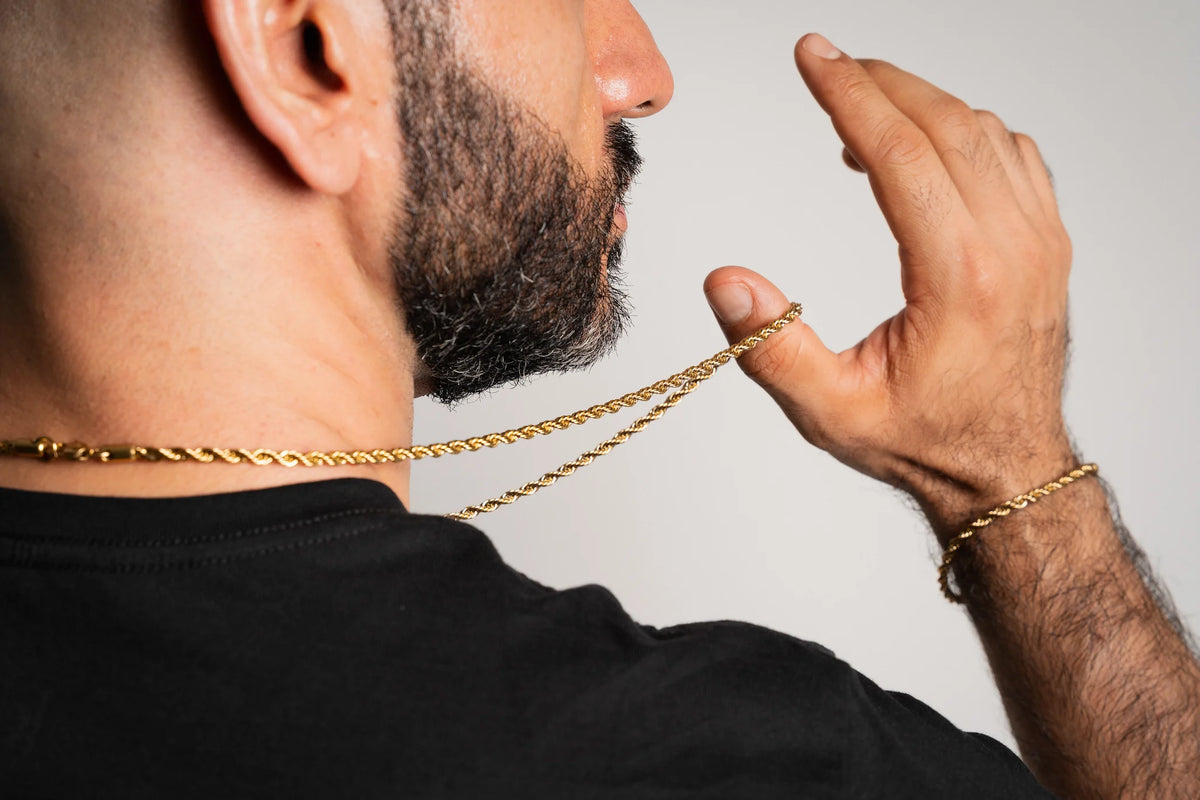 Detalle de cadena y pulsera de oro laminado 18k sobre piel, Impetu Men