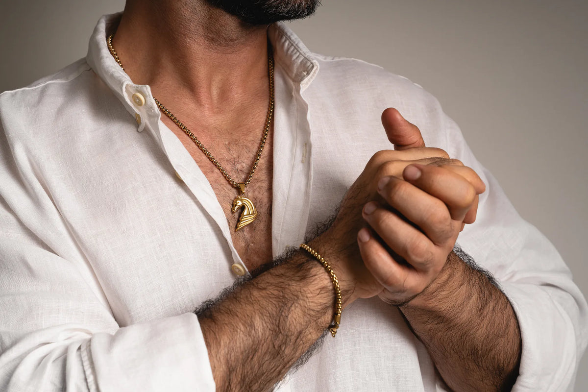 Hombre con camisa blanca de lino y cadena de oro laminado 18k, colección Impetu Men