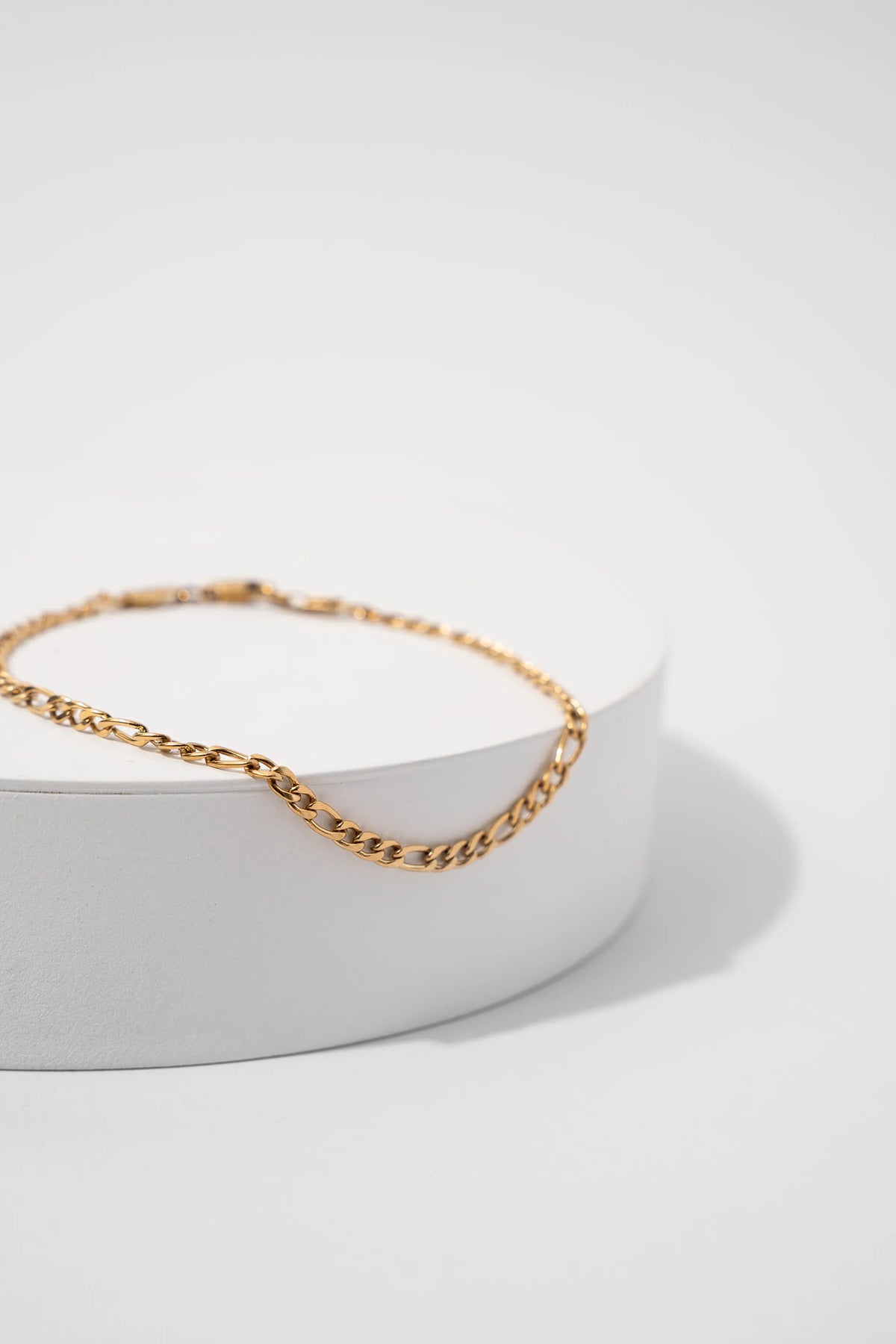 Pulsera Cartier Gold Impetu Men - pulsera sobre prop redondo blanco fondo blanco
