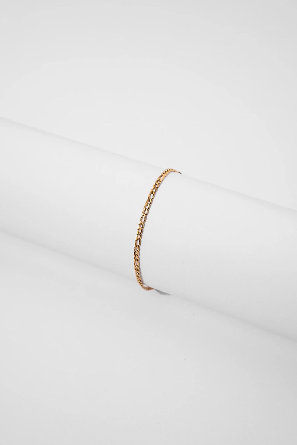 Pulsera Cartier Gold Impetu Men - modelo camiseta negra jeans detalle muñeca