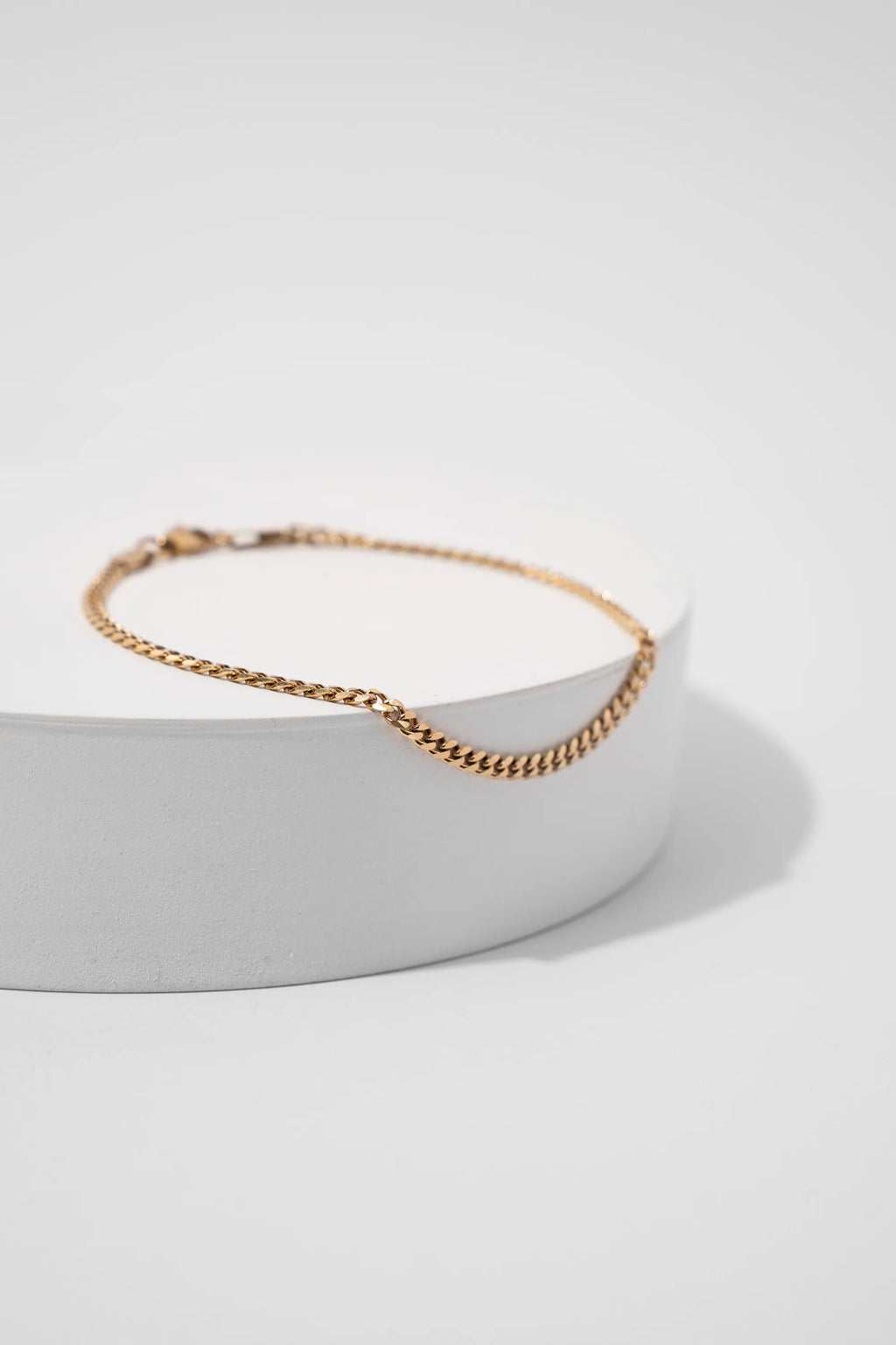 Pulsera Cubana Gold Impetu Men - vista completa sobre prop cilíndrico blanco