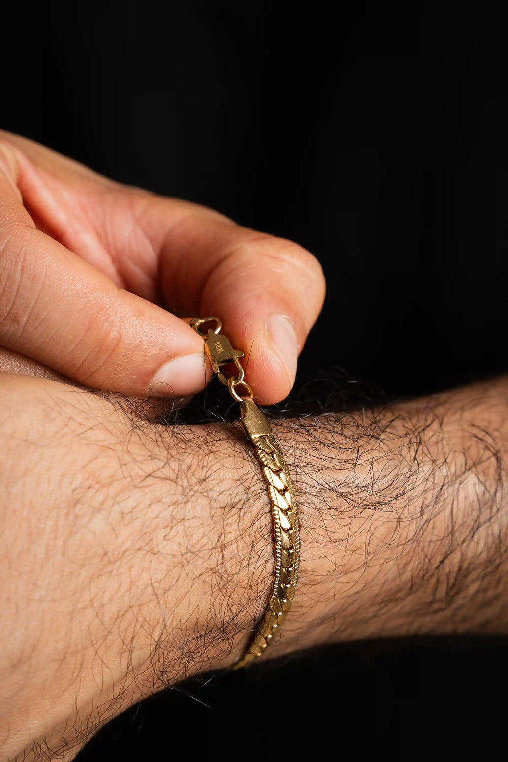 Pulsera Grabada Gold Impetu Men - modelo camiseta negra detalle broche muñeca