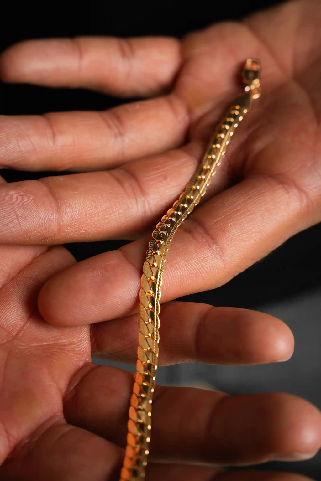 Pulsera Grabada Gold Impetu Men - detalle macro textura grabada eslabones en mano