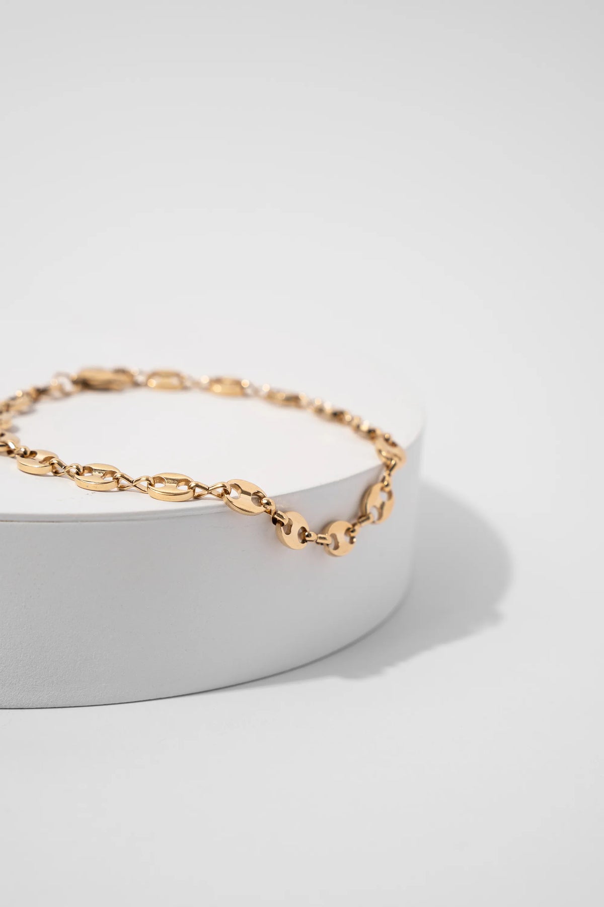 Pulsera Gucci Gold Impetu Men - modelo camisa blanca detalle macro broche muñeca