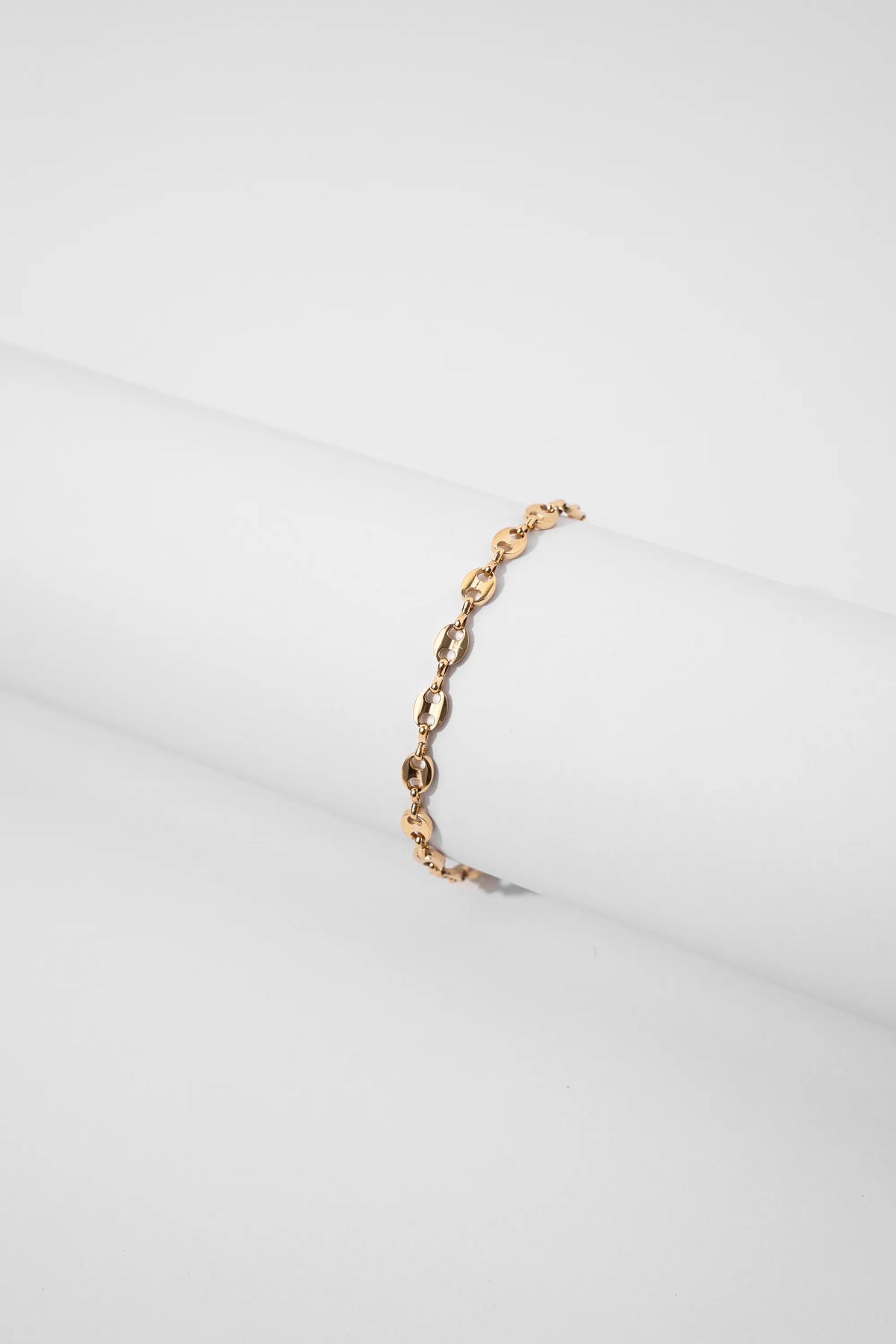 Pulsera Gucci Gold Impetu Men - pulsera sobre prop redondo blanco fondo blanco