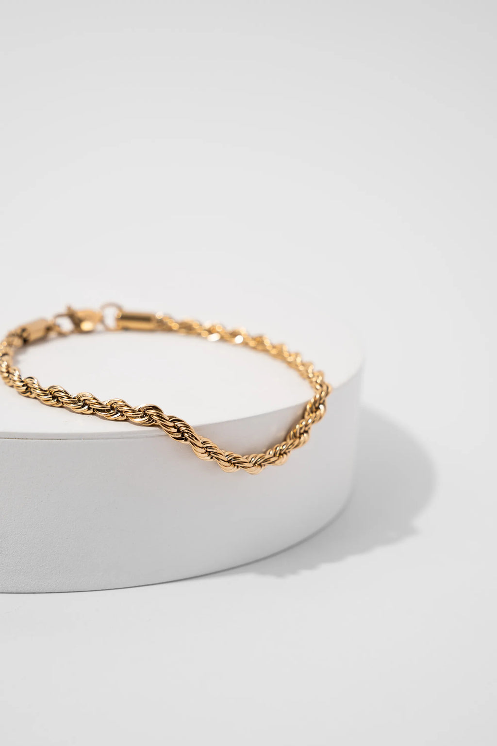 Pulsera Lazo Gold Impetu Men - pulsera sobre prop redondo blanco detalle broche